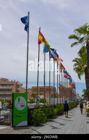 Verzögerungen der Länder der Europäischen Union fliegen in Playa Las Americas in Teneriffa außerhalb der Palacio De Congressos Parkplatz Stockfoto