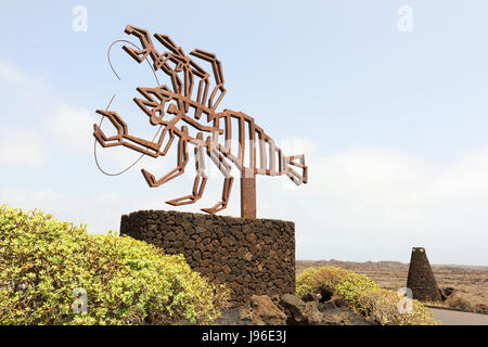 Skulptur eines Krabben oder Hummer vom Künstler César Manrique am Eingang zum Jameos del Agua, Lanzarote, Kanarische Inseln Europas Stockfoto