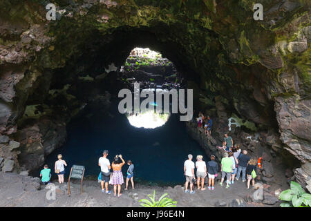 Lanzarote Jameos del Agua Höhlen - Touristen in der vulkanischen Höhle des Künstlers Cesar Manrique im Jameos del Agua, Lanzarote, Kanarische Inseln Europa angepasst Stockfoto