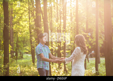 Nahaufnahme Foto von romantisch zu zweit im Freien, Seitenansicht. Stockfoto