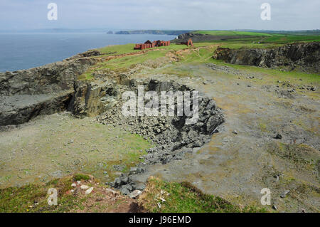 Pembrokeshire - Mai 2017 (Std) - Website der alten Industrie. Altbauten Steinbruch in der Nähe von Porthgain Stockfoto