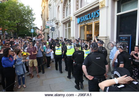 Polizisten sind kurz nach der Manchester Bombardierung Beifall vom lokalen Mancunians am St Ann's Square in manchester Stockfoto