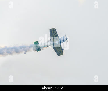 BUKAREST, RUMÄNIEN - 30. JULI 2016. Die litauische pilot Jurgis Kairys mit seiner farbigen Flugzeug-Ausbildung in den blauen Himmel. Stockfoto