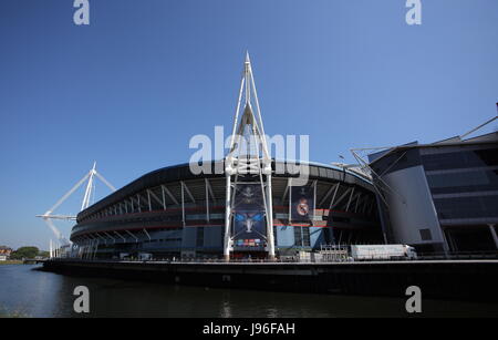 Arbeitnehmer im Abseilen Gang installieren einen Banner außerhalb der nationalen Stadion von Wales (aka Fürstentum Stadion) Stockfoto