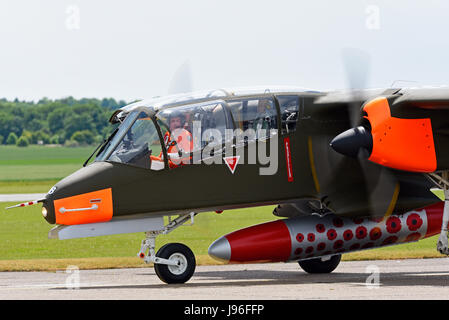 Tony de Bruyn im Bronco Demo Team North American OV-10B Bronco vor dem Start für eine Flugshow Stockfoto