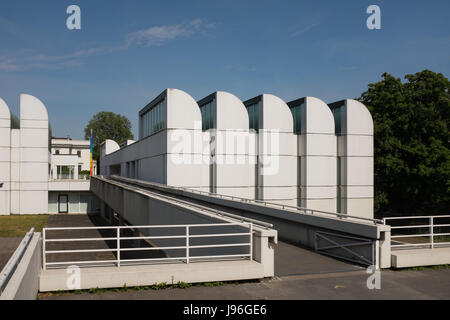 BERLIN, 29. Mai: Das Bundeskanzleramt (Deutsch für Bundeskanzleramt), die Schweizerische Beschaffenheit (Deutsch für Schweizer Botschaft), Ludwig-Erhard-Ufer ein Stockfoto