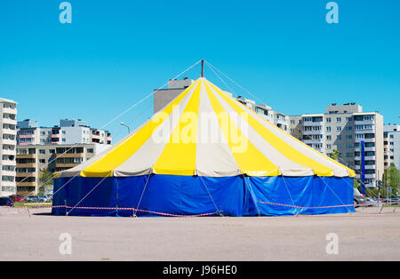 Bunten Zirkuszelt in der Stadt. Stockfoto