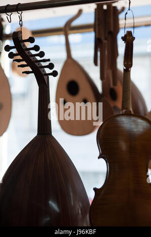 Tradition türkisch handgefertigte Oud für Verkauf in einem Istanbul workshop Stockfoto