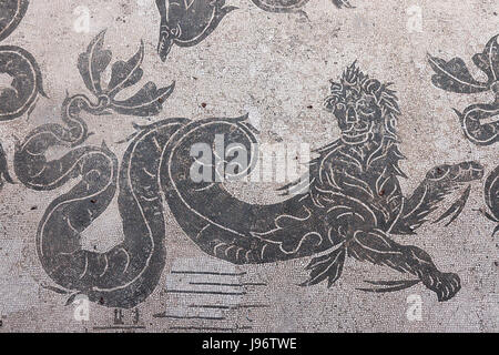 Eine Darstellung eines Meeresmonsters aus der Terme di Nettuno (Neptunbäder) in Ostia Antica, Italien. Dieses antike Mosaik, das in der archäologischen Stätte gefunden wurde, zeigt die römische künstlerische Interpretation mythologischer Kreaturen aus dem Meer. Stockfoto