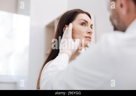 Fleißig helle plastischer Chirurg mitten im Prozess Stockfoto