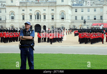 Mitglieder der Sparte Haushalt Proben Trooping die Farbe in London am 31. Mai 2017. Die Zeremonie für den Geburtstag der Königin ist am 17. Juni Stockfoto