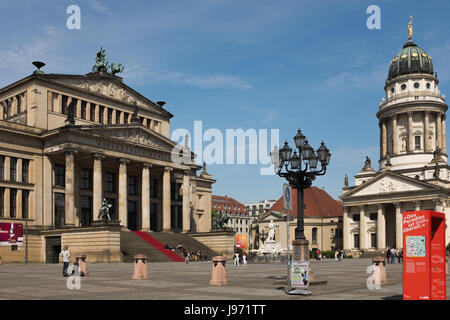 BERLIN, 12. Mai: Das Konzerthaus Berlin und das Franzosische Dom (Deutsch für französische Dome) in dem Gendarmenmarkt in Berlin am 12. Mai 2017. Stockfoto