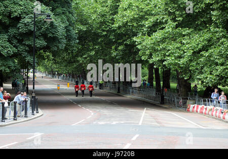 Mitglieder der Sparte Haushalt schreiten Birdcage Walk, central London, folgende Proben für Trooping the Colour, am 31. Mai 2017. Stockfoto