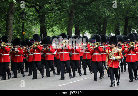 Mitglieder der Sparte Haushalt März Birdcage Walk, Zentrum von London, während der Proben für Trooping die Farbe am 31. Mai 2017. Stockfoto