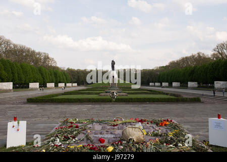 BERLIN, 12. Mai: Die sowjetische Denkmal Treptow im Treptower Park, Berlin am 12. Mai 2017. Stockfoto