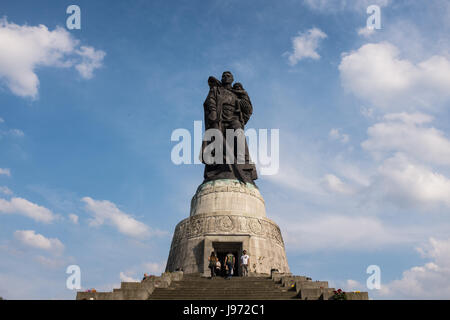 BERLIN, 12. Mai: Die sowjetische Denkmal Treptow im Treptower Park, Berlin am 12. Mai 2017. Stockfoto