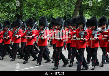 Mitglieder der Sparte Haushalt März Birdcage Walk, Zentrum von London, während der Proben für Trooping die Farbe am 31. Mai 2017. Stockfoto