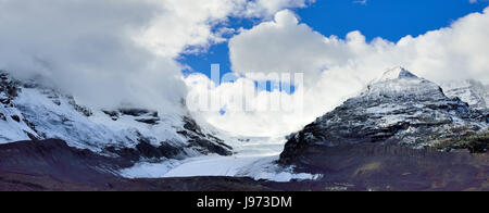 Weiten Panoramablick auf den Gletscher entlang des Icefields Parkway zwischen Banff und Jasper in den kanadischen Rockies Stockfoto