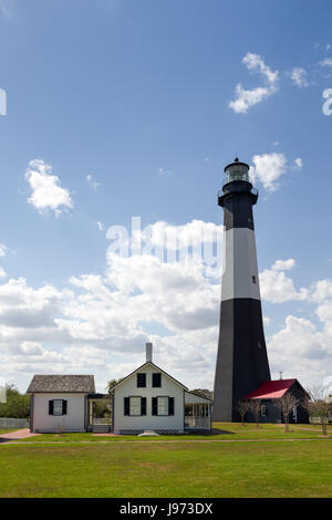 Tybee Island Lighthouse, bindet ein historischer Leuchtturm mit Kolonialzeit in der Nähe von Savannah, Georgia.  Klassische Leuchtturm Bild mit flauschigen Wolken und sonnigen s Stockfoto