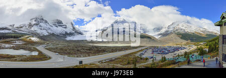 Weiten Panoramablick auf den Gletscher entlang des Icefields Parkway zwischen Banff und Jasper in den kanadischen Rockies Stockfoto