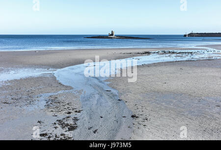 Turm der Zuflucht in Douglas Bay bei Ebbe Stockfoto