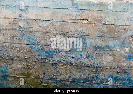 Farbe verblasst auf einem alten Holzboot Rumpf in Minihic-Sur-Rance (Rance, Ille et Vilaine, Bretagne, Frankreich). Stockfoto