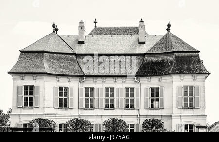 Am wunderschönen Schloss Niederweiden in Österreich. Architekturszene. Schwarz / weiß Foto. Reiseziel. Stockfoto