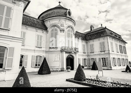 Am wunderschönen Schloss Niederweiden in Österreich. Architekturszene. Reiseziel. Detail-Foto. Schwarz / weiß Foto. Stockfoto