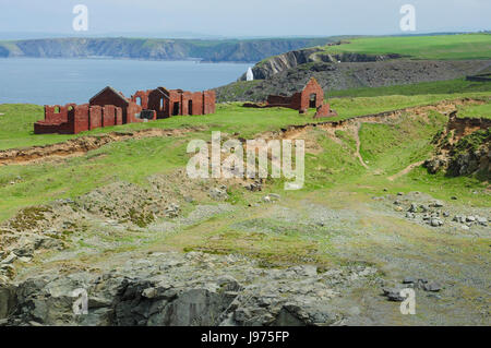 Pembrokeshire - Mai 2017 (Std) - Website der alten Industrie. Altbauten Steinbruch in der Nähe von Porthgain Stockfoto