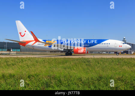 Amsterdam/Niederlande Mai 29, 2017: Boeing 737 von Sky Cargo Besteuerung auf dem Amsterdamer Flughafen Stockfoto