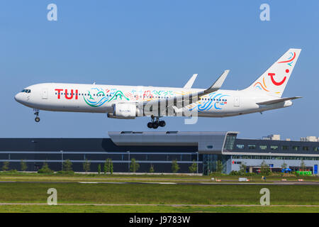 Amsterdam/Niederlande Mai 29, 2017: Boeing 767 von TUI am Flughafen Amsterdam Stockfoto