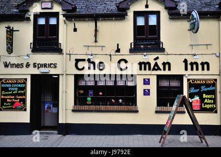 Örtlichen Pub und Inn in der Gemeinde Delvin, County Westmeath, Irland. Solche Einrichtungen sind häufig für kleine Gemeinden in ganz Irland. Stockfoto