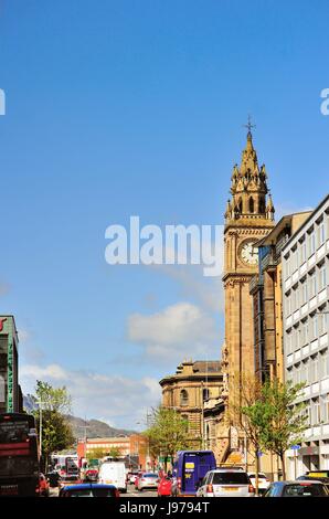 Das Albert Memorial Clock als Sentinel über Verkehr in Belfast, Nordirland. Stockfoto