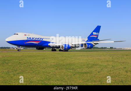 Amsterdam/Niederlande Mai 29, 2017: Boeing 748 von Silkway Cargo Besteuerung auf dem Amsterdamer Flughafen Stockfoto