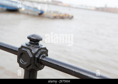 Schwarze Eisengitter in Liverpool England uk Stockfoto