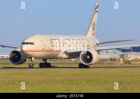 Amsterdam/Niederlande Oktober 29, 2016: Boeing 777 von Ethiad landet auf dem Flughafen Amsterdam Stockfoto