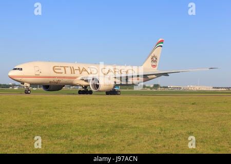 Amsterdam/Niederlande Oktober 29, 2016: Boeing 777 von Ethiad landet auf dem Flughafen Amsterdam Stockfoto