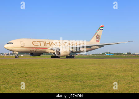 Amsterdam/Niederlande Oktober 29, 2016: Boeing 777 von Ethiad landet auf dem Flughafen Amsterdam Stockfoto