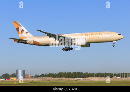 Amsterdam/Niederlande Oktober 29, 2016: Boeing 777 von Ethiad landet auf dem Flughafen Amsterdam Stockfoto