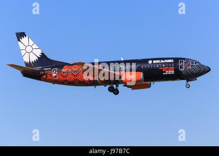 Amsterdam/Niederlande Mai 29, 2017: Boeing 737 von Belavia Besteuerung auf dem Amsterdamer Flughafen Stockfoto