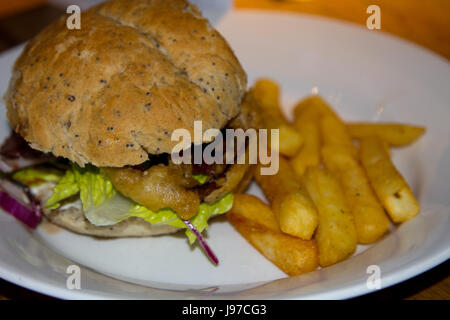 Burger und Pommes auf dem Teller Stockfoto