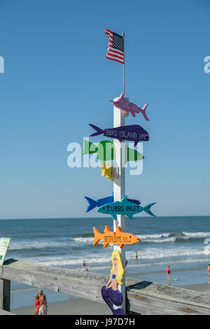 Fisch-Führer Post mit Wegbeschreibungen, Sunset Beach, NC Stockfoto