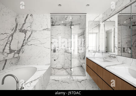 Innere des Marmor-Platte master-Bad in einer oberen Etage-Wohnung. 27 Wooster Street, New York, Vereinigte Staaten. Architekt: Kohn Pedersen Fox Nikotinabhängigkeit Stockfoto