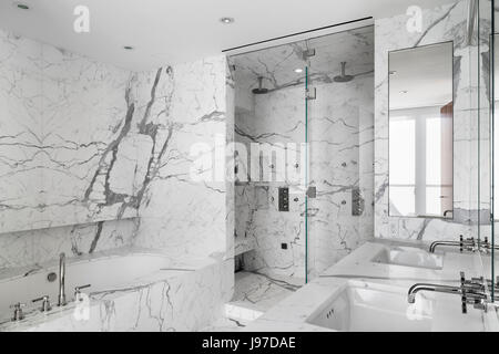 Innere des Marmor-Platte master-Bad in einer oberen Etage-Wohnung. 27 Wooster Street, New York, Vereinigte Staaten. Architekt: Kohn Pedersen Fox Nikotinabhängigkeit Stockfoto
