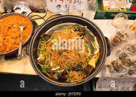 Chapchae - koreanisches Gericht: Süßkartoffel Glasnudeln gekocht mit Gemüse, Südkorea Stockfoto