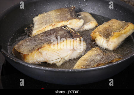 Kochen Fisch in die Pfanne Stockfoto