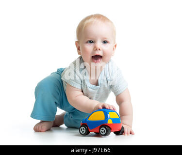 Baby Junge spielt mit Auto Spielzeug isoliert auf weiss Stockfoto