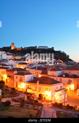 Palmela und die mittelalterliche Burg in der Abenddämmerung. Portugal Stockfoto