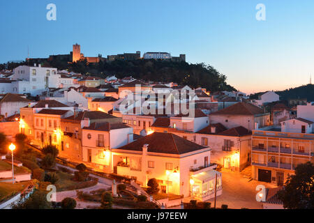 Palmela und die mittelalterliche Burg in der Abenddämmerung. Portugal Stockfoto