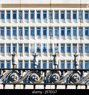 Fragment einer modernen Gebäude-Fassade mit Fenstern Stockfoto